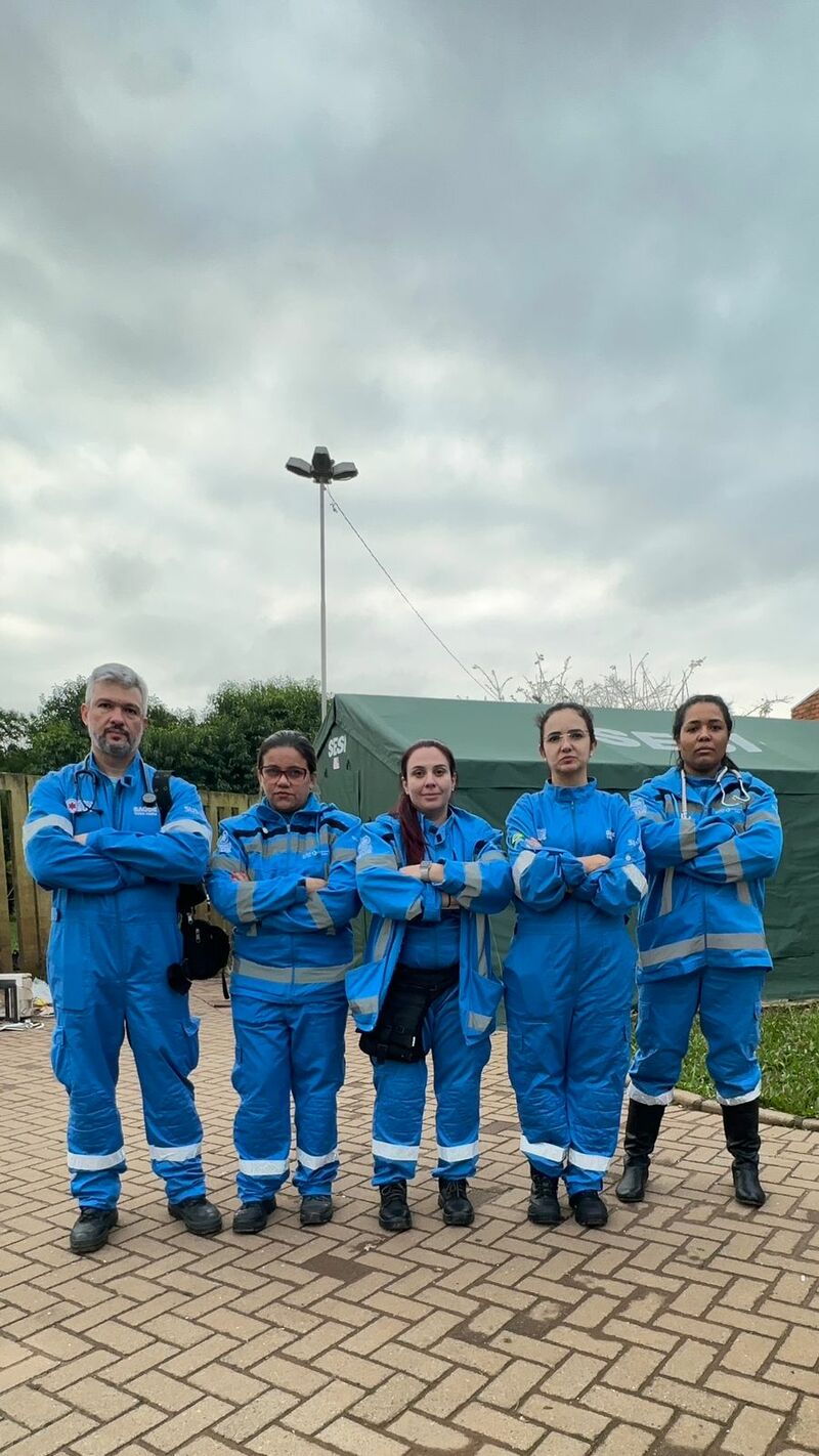 A enfermeira Mariana Beraldo (centro) e equipe em Eldorado do Sul (RS). Voluntários da Força Nacional do SUS atendem pacientes em domicílio e em abrigos. Foto: Mariana Beraldo/Acervo pessoal